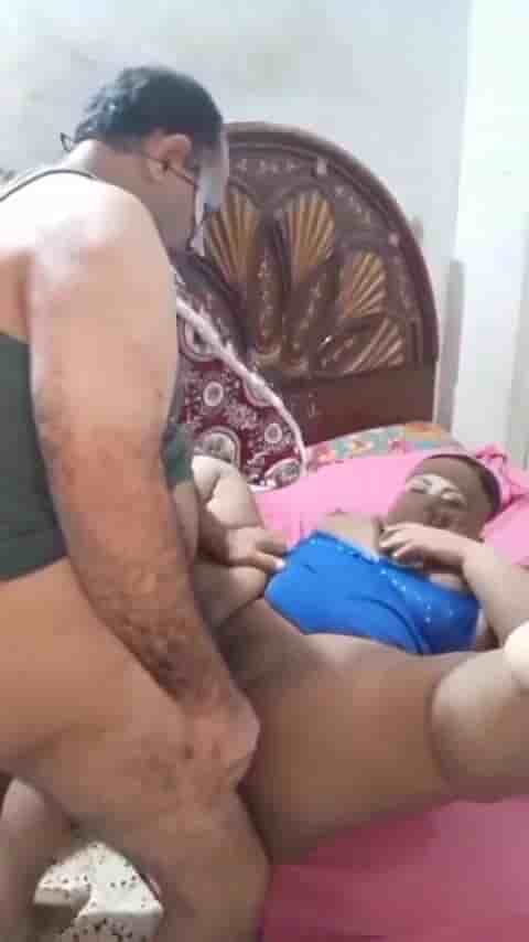 لايف نيك شرموطة من الجيزة مع جوزها طالعين ﻻيف في فيديوهات سكس عربي