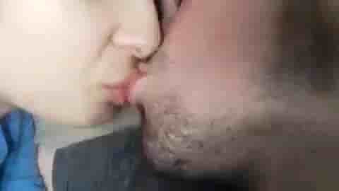اسخن مص لسان و بوس شفايف و هيجان مش طبيعي في مقاطع سكس عربي