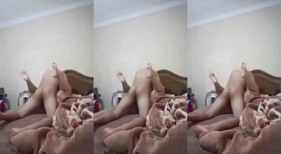 ميلف بتدخل الزبال ينيكها في اوضة النوم علشان جوزها مسافر على sex عربي