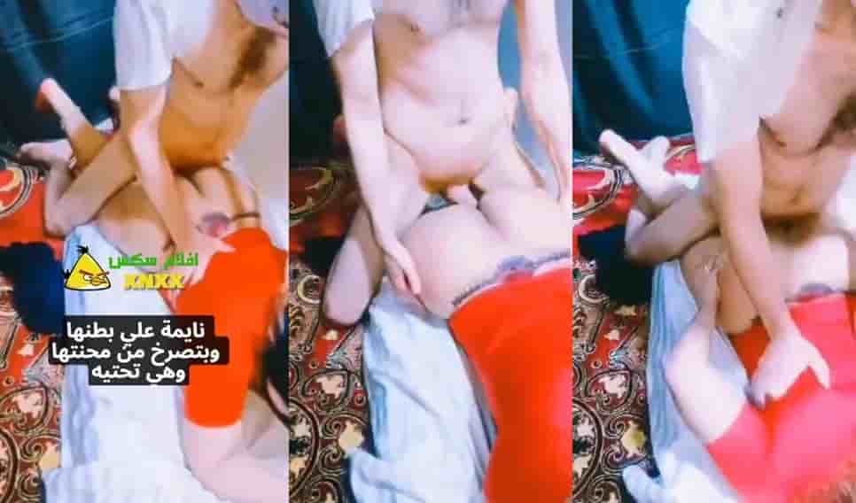 قحبة عربية نايمة تحت شاب راكب فوق طيزها و شغال نيك فيها بمزاج